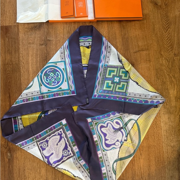 LNWT: Hermes 90 Silk Scarf with box and tag - Picture 9 of 16